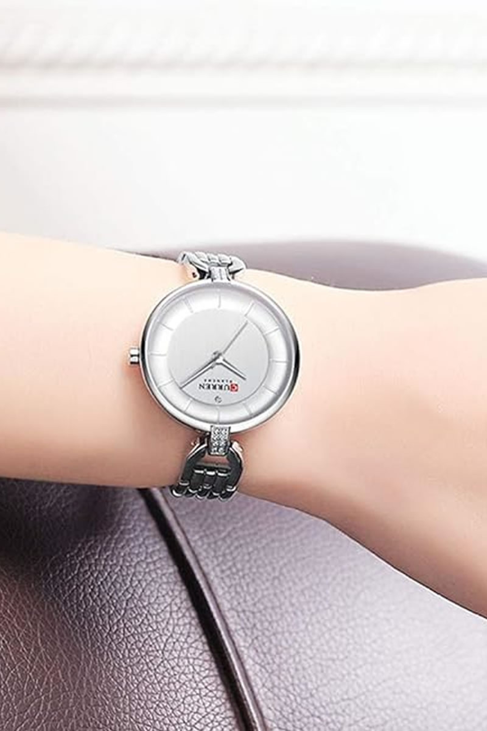 Γυναικείο ρολόι με ασημένιο μπρασελέ από ανοξείδωτο ατσάλι